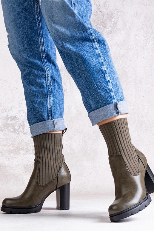 Zelené členkové čižmy na blokovom...