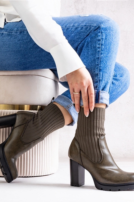 Zelené členkové čižmy na blokovom...