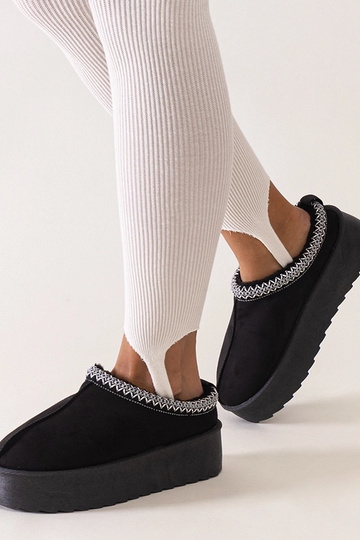 Čierne papuče zdobené...