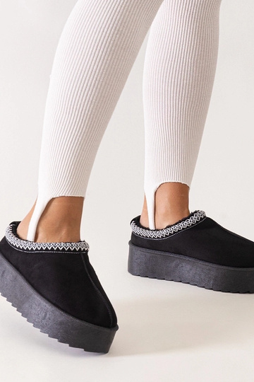 Čierne papuče zdobené... 2