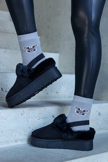 Čierne šľapky na platforme...