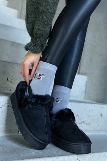 Čierne šľapky na platforme... 2