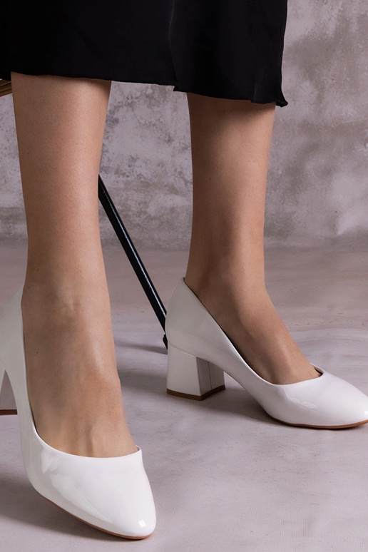 Biele lakované lodičky Linaka na...