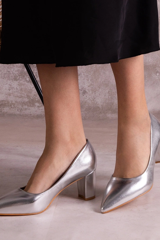 Strieborné lodičky na blokovom...