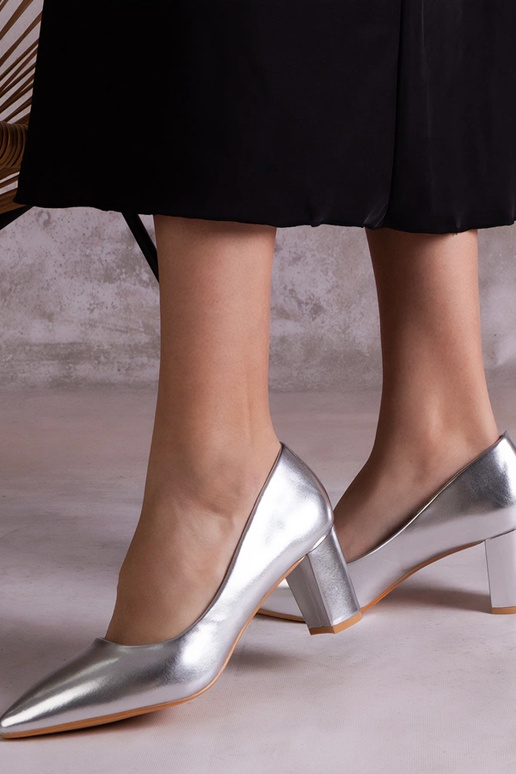 Strieborné lodičky na blokovom...