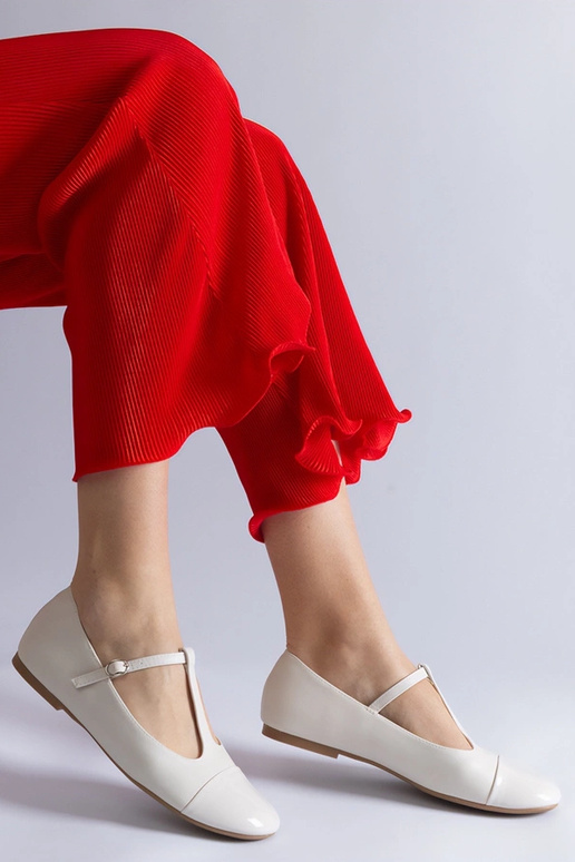 Biele lakované balerínky Gloriana so...