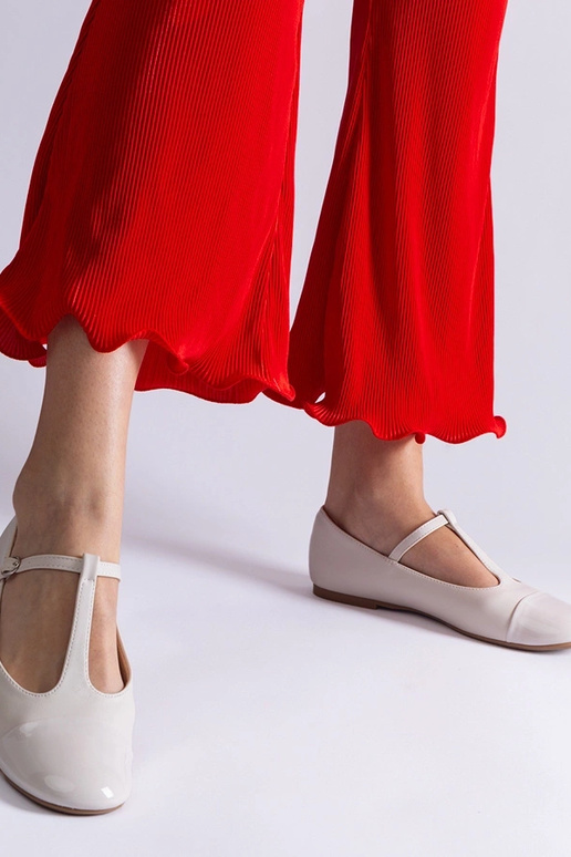 Biele lakované balerínky Gloriana so...