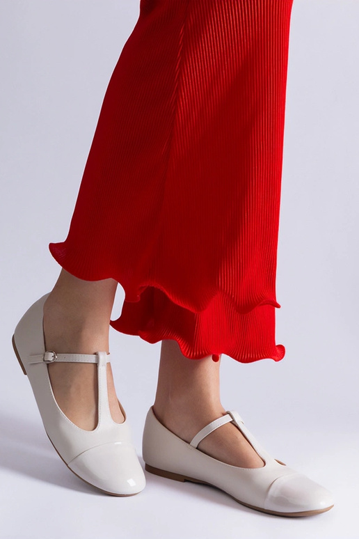 Biele lakované balerínky Gloriana so...