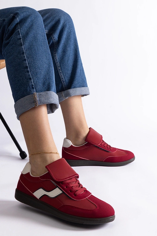 Červené nízke tenisky so šnúrkami...