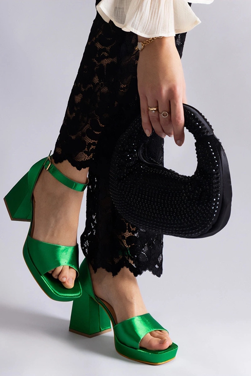 Zelené saténové sandále Saucedo na...