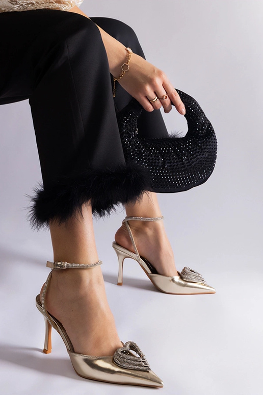 Zlaté lodičky s odhalenou pätou...