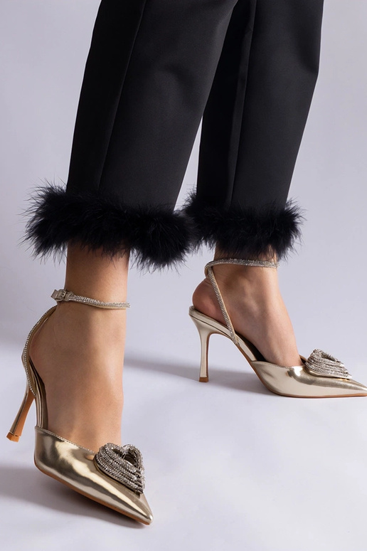 Zlaté lodičky s odhalenou pätou...