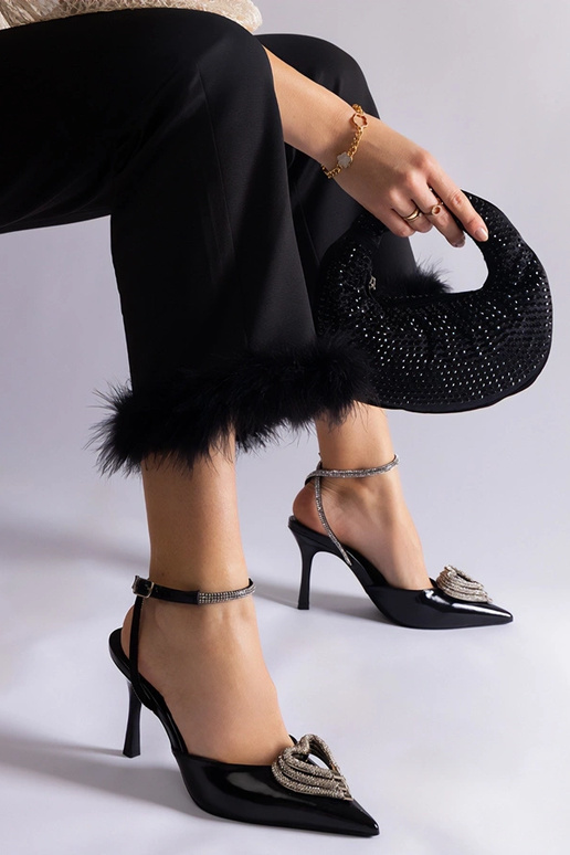 Čierne lodičky s odhalenou pätou...