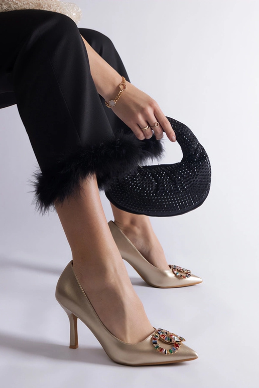 Zlaté podpätky zdobené farebnými...