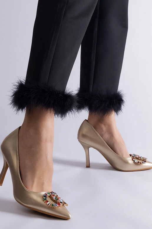 Zlaté podpätky zdobené farebnými...