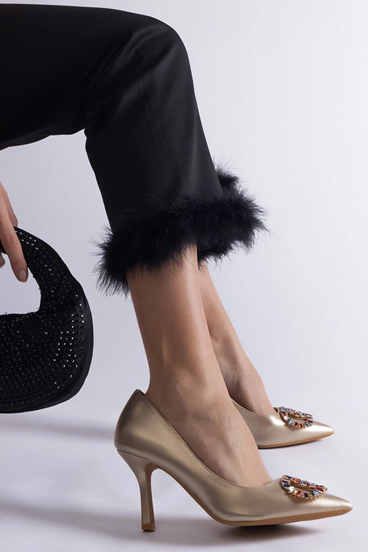 Zlaté podpätky zdobené farebnými...