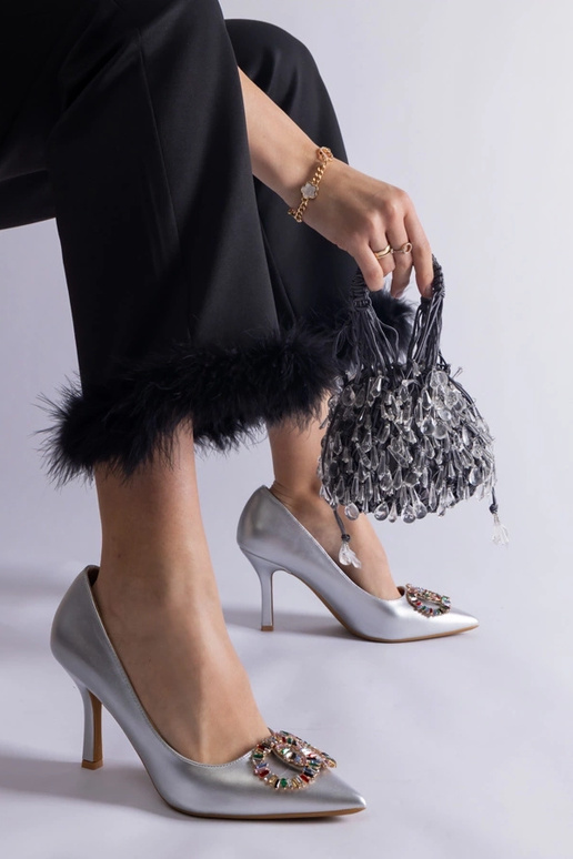 Strieborné lodičky zdobené farebnými...