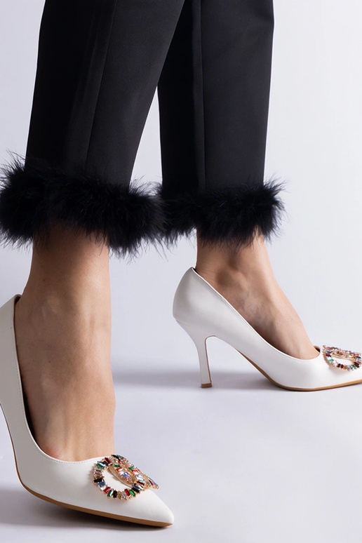 Biele vysoké lodičky zdobené...