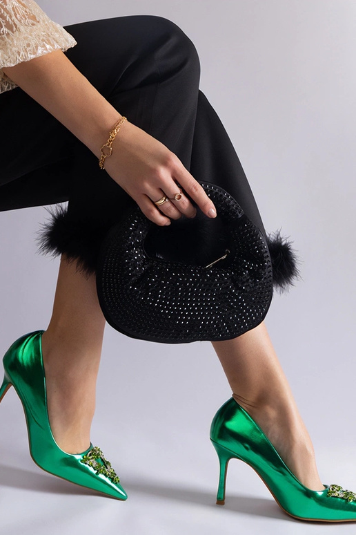 Zelené lakované ihličky zdobené... Zelené lakované ihličky zdobené...