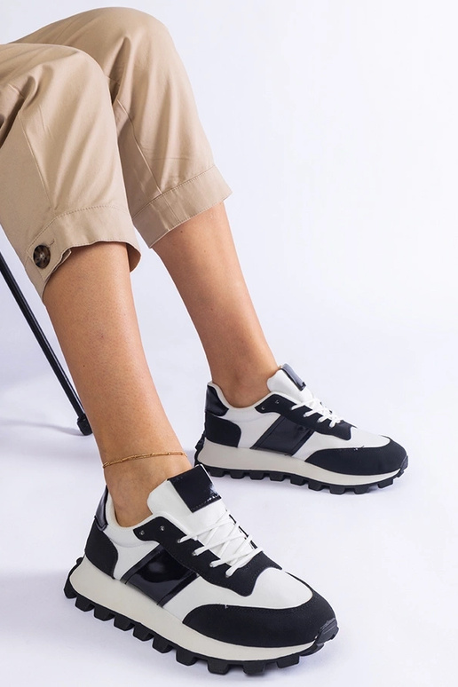 Čierne tenisky s viditeľným chráničom...