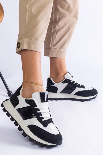 Čierne tenisky s viditeľným... 2