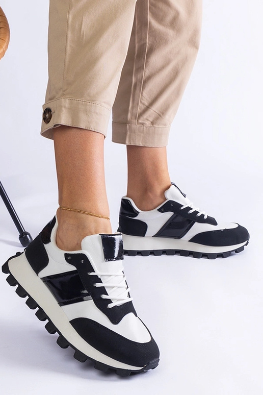 Čierne tenisky s viditeľným chráničom...