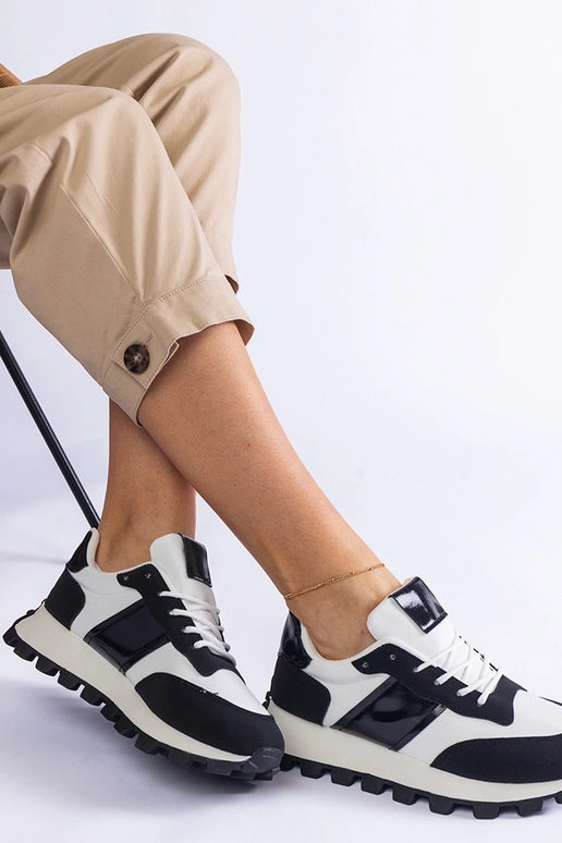 Čierne tenisky s viditeľným chráničom...