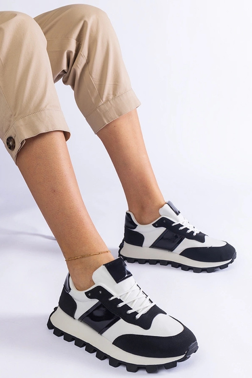 Čierne tenisky s viditeľným chráničom...