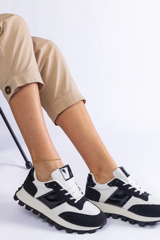 Čierne tenisky s viditeľným chráničom...