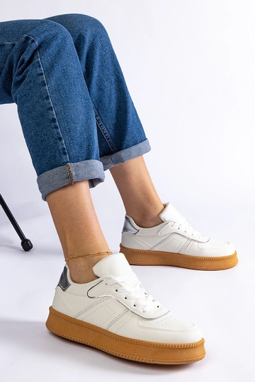 Biele šnurovacie tenisky na...