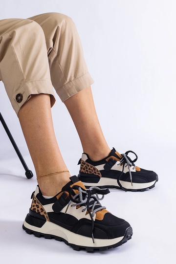 Čierne tenisky zdobené...