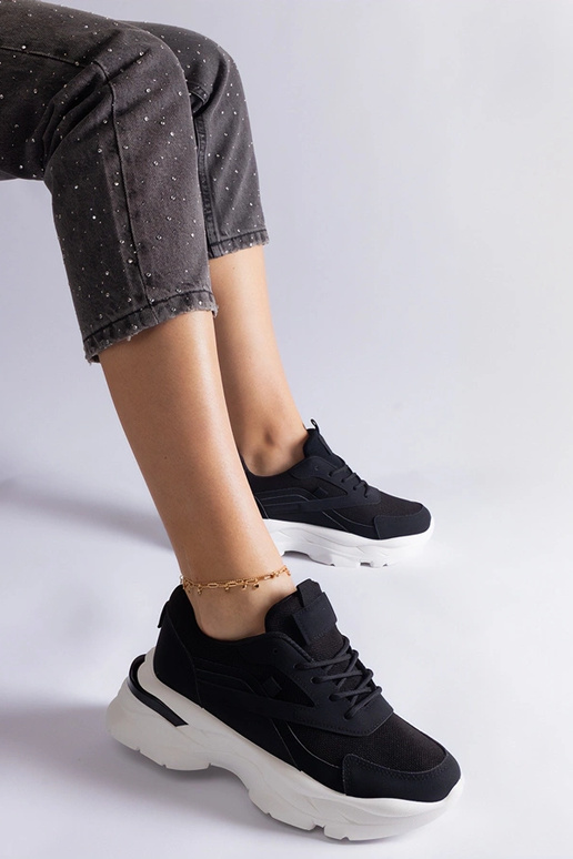 Čierne tenisky s hrubšou podrážkou...