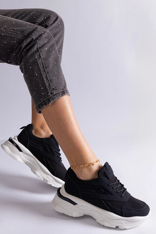 Čierne tenisky s hrubšou podrážkou...