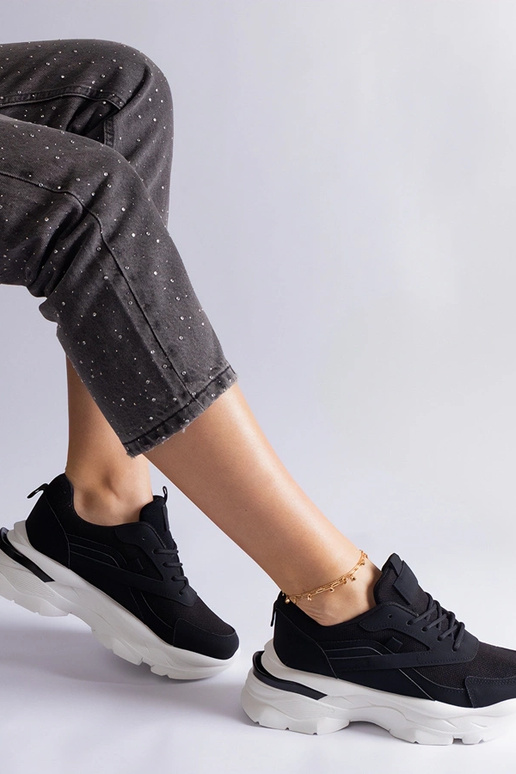 Čierne tenisky s hrubšou podrážkou...