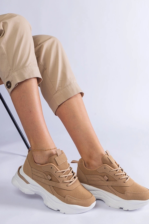 Hnedé tenisky s hrubšou podrážkou...