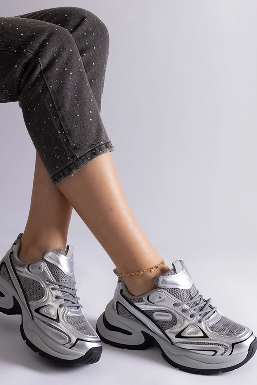 Strieborné tenisky s masívnou...