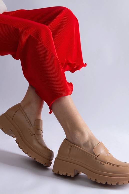 Tmavo béžové mokasíny vyrobené z...