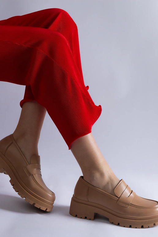 Tmavo béžové mokasíny vyrobené z...