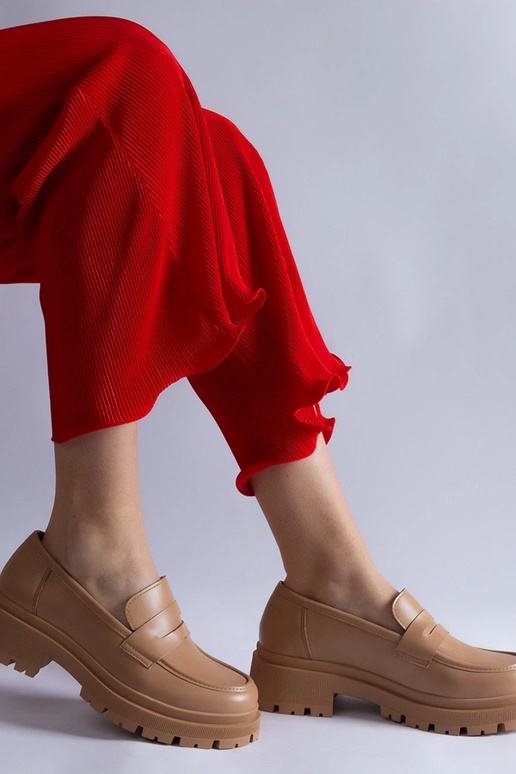 Tmavo béžové mokasíny vyrobené z...