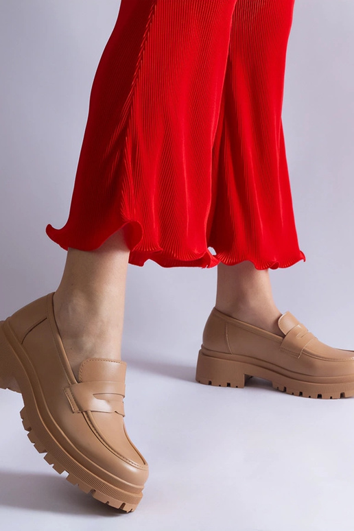 Tmavo béžové mokasíny vyrobené z...