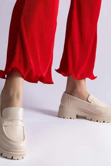 Béžové mokasíny vyrobené z...