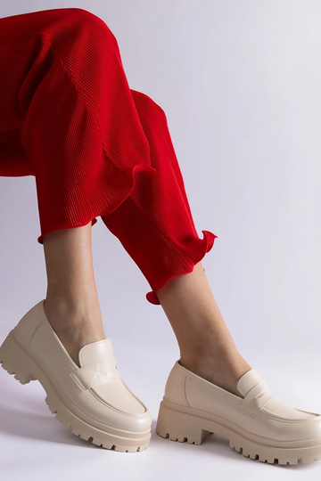 Béžové mokasíny vyrobené z... 2