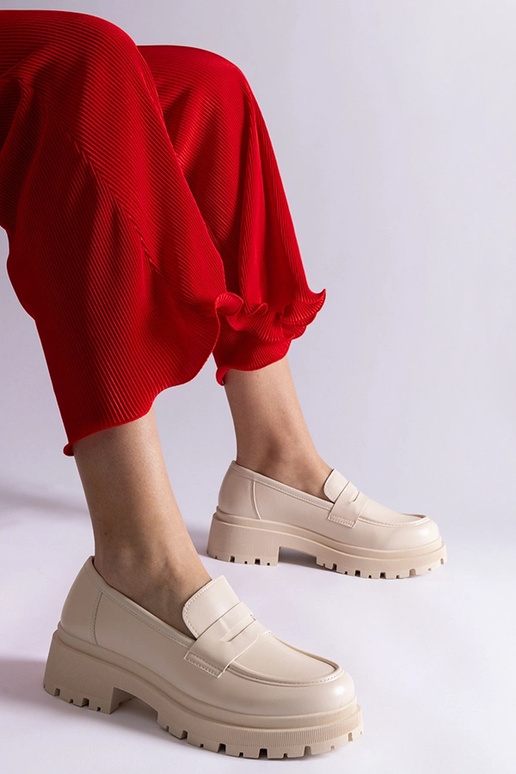 Béžové mokasíny vyrobené z ekokože...