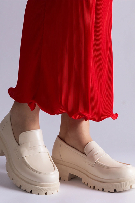 Béžové mokasíny vyrobené z ekokože...