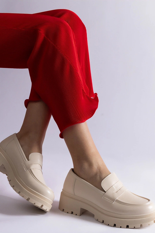 Béžové mokasíny vyrobené z ekokože...