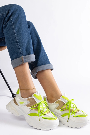 Biele športové tenisky...