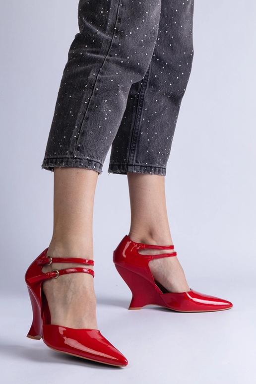 Červené lakované lodičky na kline s... Červené lakované lodičky na kline s...