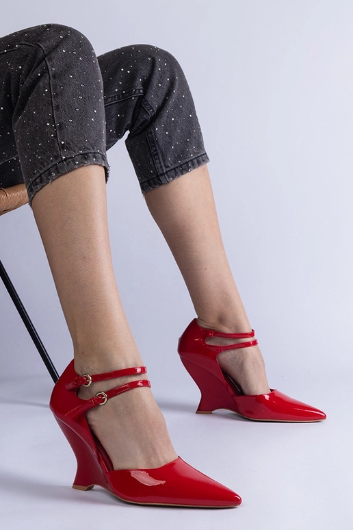 Červené lakované lodičky na kline s... Červené lakované lodičky na kline s...