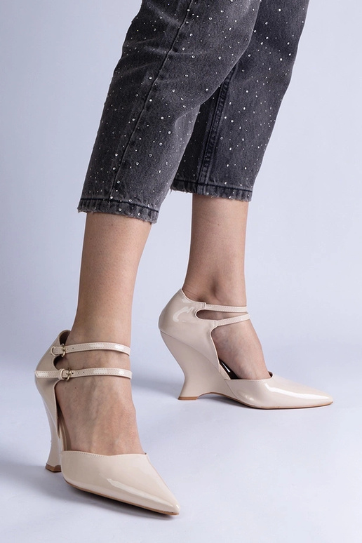 Béžové lakované lodičky na kline s... Béžové lakované lodičky na kline s...