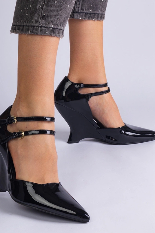 Čierne lakované lodičky na kline s...